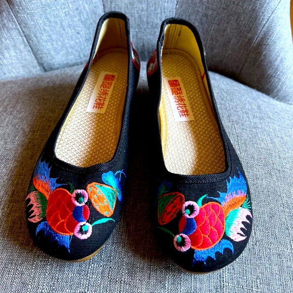 Shoes - Otiental Style Embroidered Women’s Size 39 (US 8) Shoes NEW! 👀
